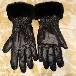NWOT UGG gloves. EUC. Size small, women’s.